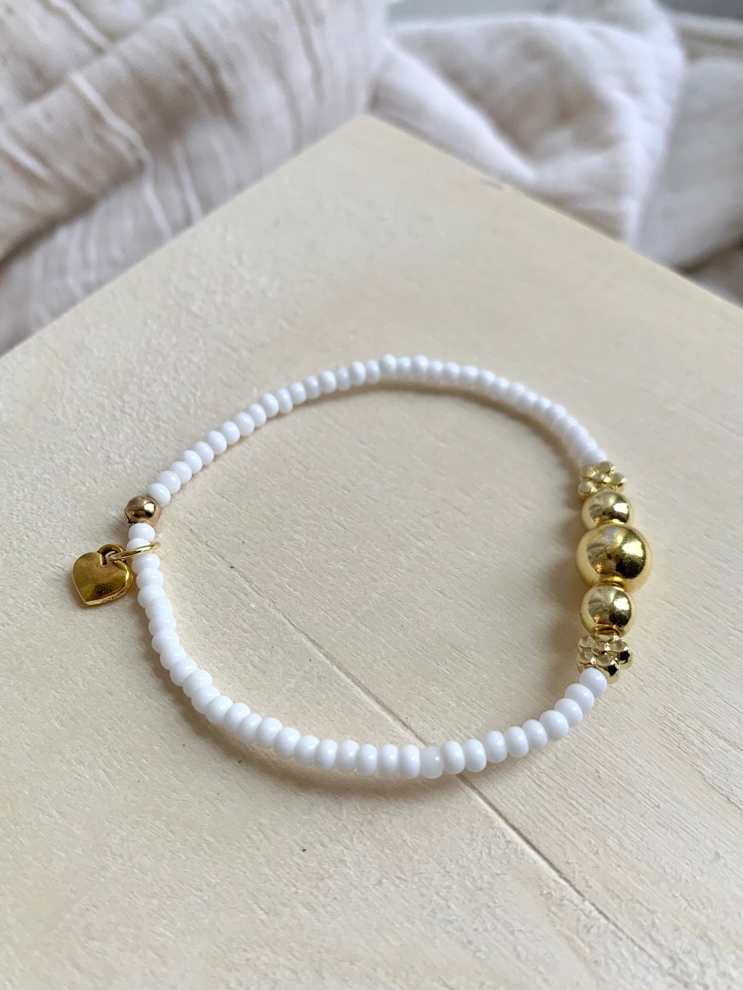 Bracelet Blanc avec Petite Fleur